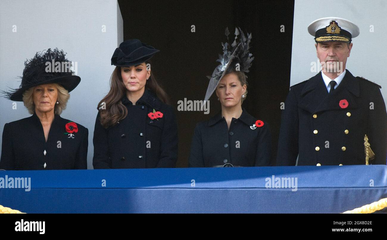 Camilla, Duchessa di Cornovaglia, Caterina, Duchessa di Cambridge, Sophie, Contessa di Wessex e Timothy Laurence partecipano alla cerimonia del giorno della memoria al Cenotaph di Londra il 13 novembre 2011. Foto Stock
