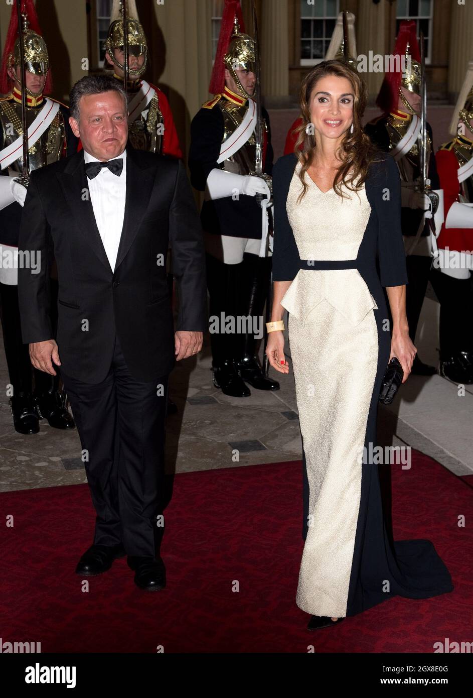 Re Abdullahof Jordan e la regina Rania di Giordania partecipano ad una cena per Sovereigns stranieri ospitati dal Principe di Galles e dalla Duchessa di Cornovaglia per commemorare il Giubileo del Diamante della Regina a Buckingham Palace il 18 maggio 2012. Foto Stock