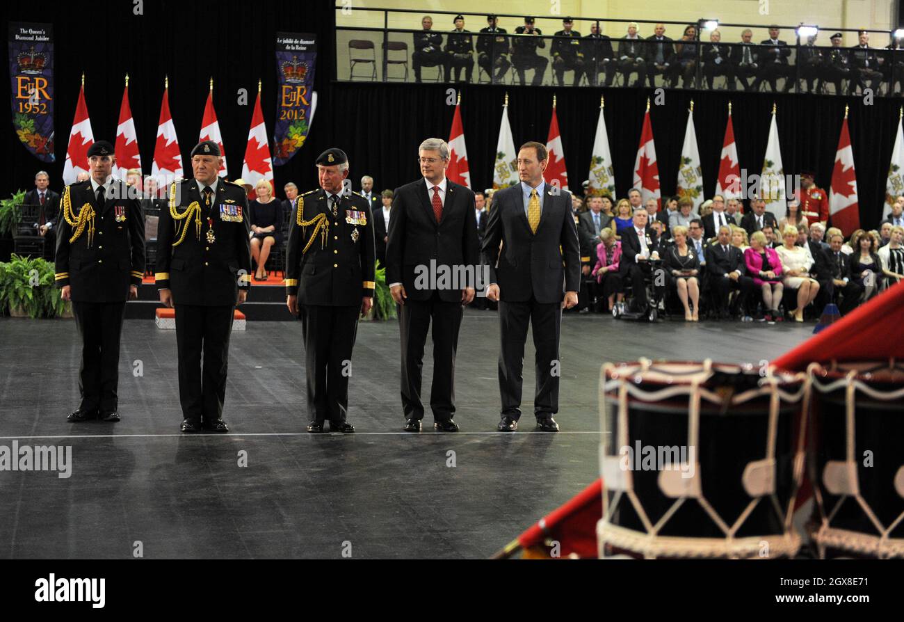 Il Principe Carlo, Principe del Galles (C) e il primo Ministro canadese Stephen Harper (2a destra) partecipano ad una cerimonia militare a Fort York a Toronto il secondo giorno di un Tour del Giubileo dei Diamanti del Canada il 22 maggio 2012. Foto Stock