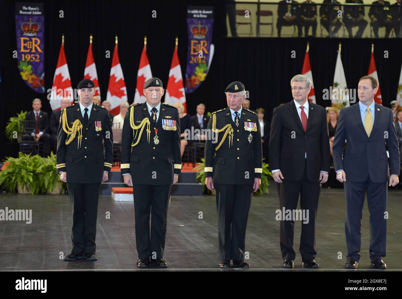 Il Principe Carlo, Principe del Galles (C) e il primo Ministro canadese Stephen Harper (2a destra) partecipano ad una cerimonia militare a Fort York a Toronto il secondo giorno di un Tour del Giubileo dei Diamanti del Canada il 22 maggio 2012. Foto Stock