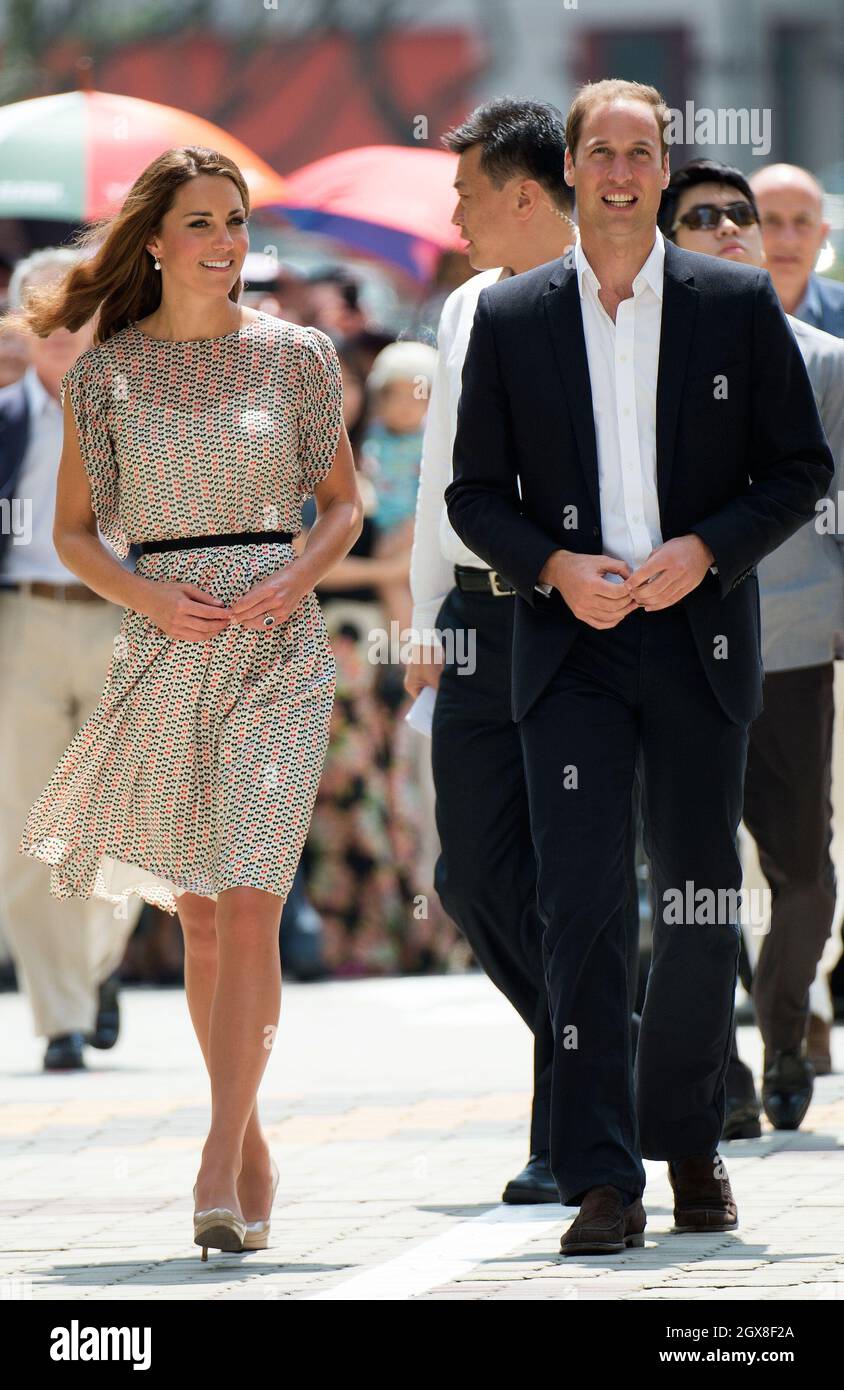 Catherine, Duchessa di Cambridge e il Principe William Duke di Cambridge visitano il quartiere residenziale di Queenstown a Singapore il giorno 2 di un tour del Giubileo dei Diamanti dell'Estremo Oriente. Foto Stock