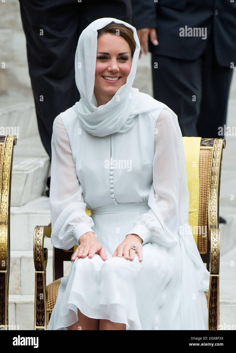 Catherine, Duchessa di Cambridge, con un foulard, visita la Moschea di  Assyakirin a Kuala Lumpur il giorno 4 di un tour del Giubileo dei Diamanti  dell'Estremo Oriente Foto stock - Alamy