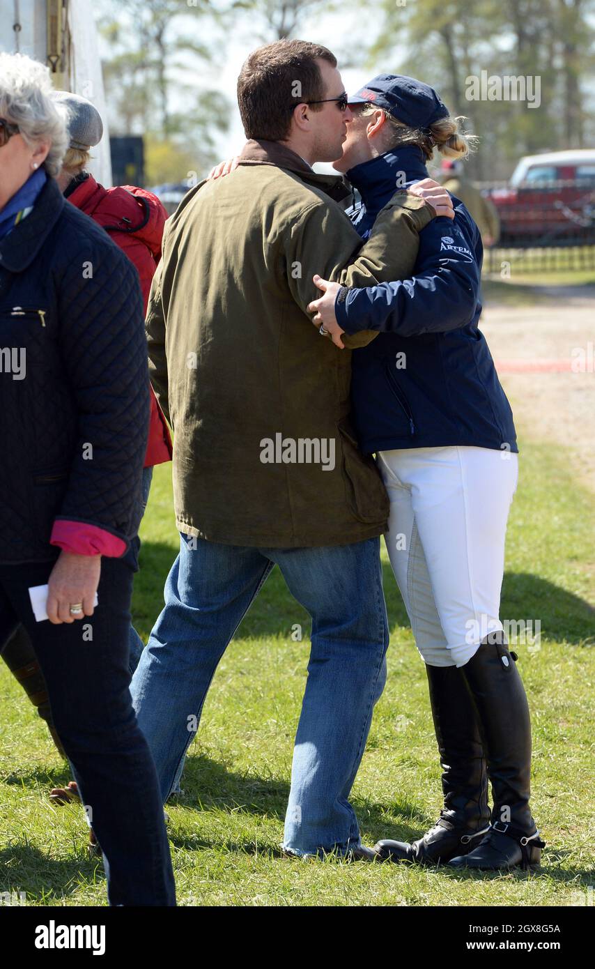 Peter Phillips saluta la sorella Zara Phillips durante il terzo giorno della Mitsubishi Motors Badminton Horse Trials, il 4 maggio 2013. Foto Stock