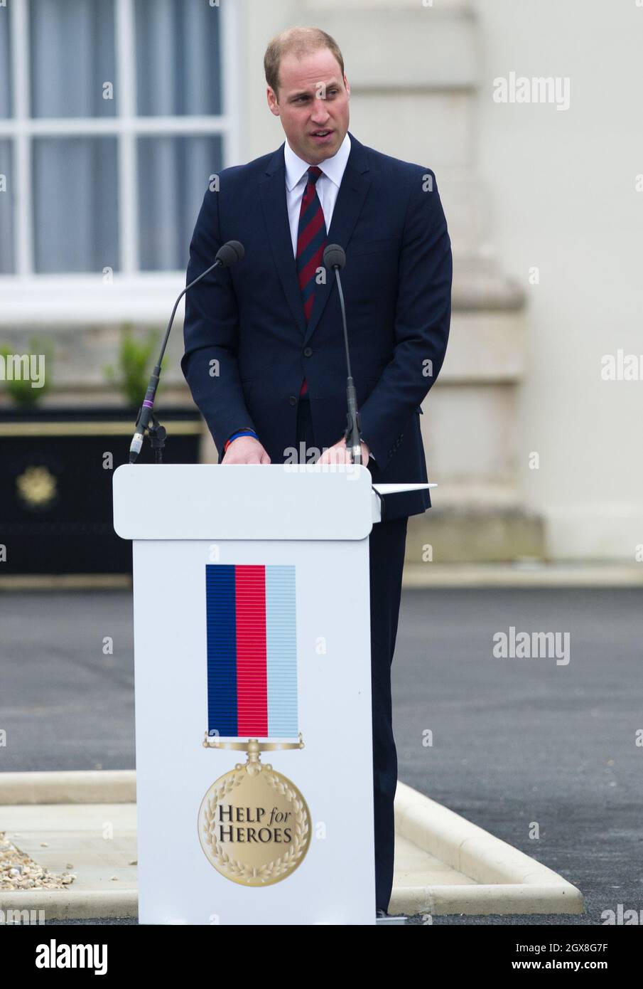 Il Principe William, Duca di Cambridge, parla come lui visita Help for Heroes Recovery Center alla Tedworth House, Tidworth il 20 maggio 2013 Foto Stock