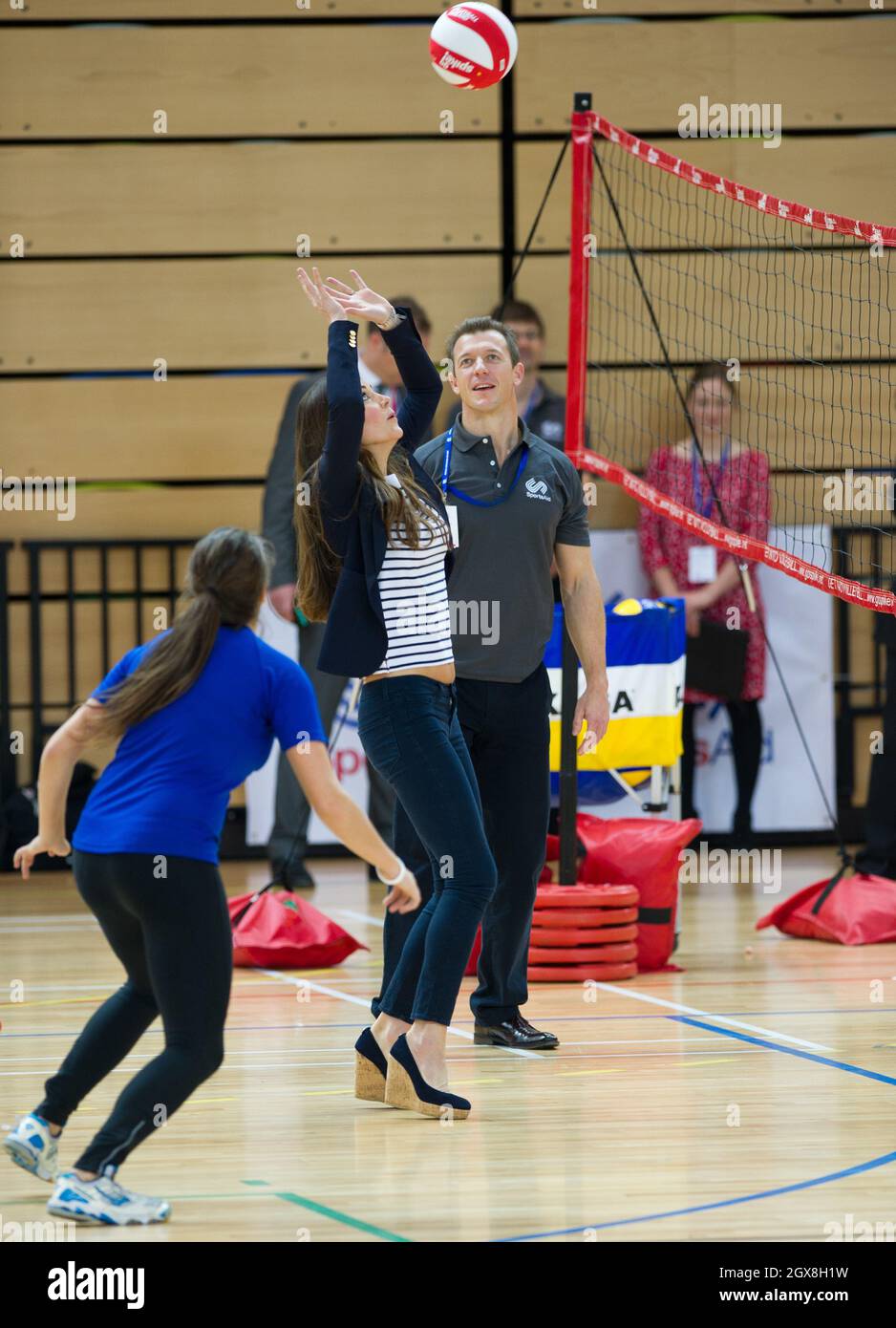 La Duchessa di Cambridge, Patrona di SportsAid, giocando a pallavolo durante la sua visita alla Copper Box presso l'ex Olympic Park, nella parte orientale di Londra, per vedere come i giovani atleti beneficiano dell'aiuto di una delle sue associazioni di beneficenza. Foto Stock