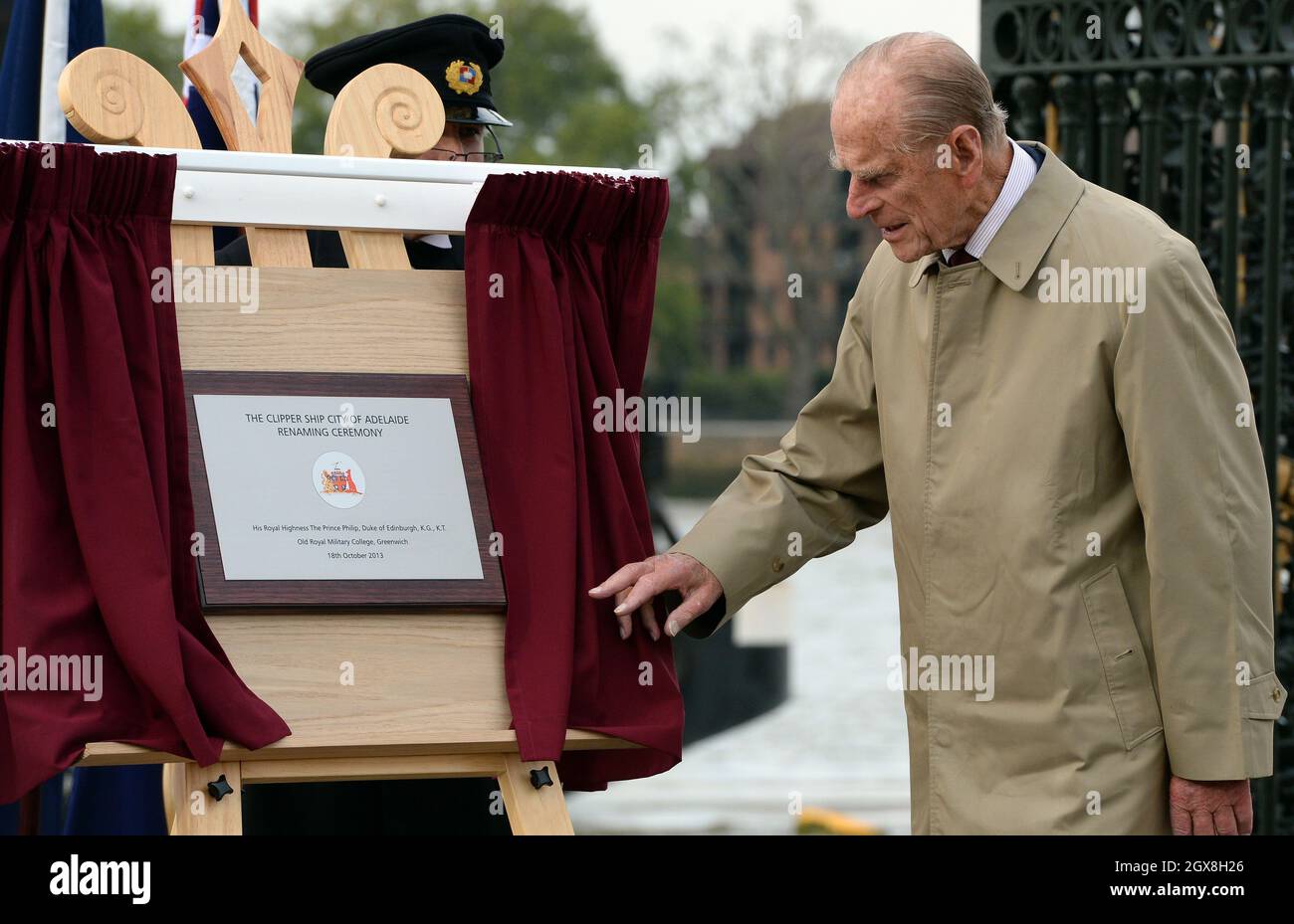 Il principe Filippo, il duca di Edimburgo, svela una targa alla cerimonia di ridenominazione della nave Clipper "la città di Adelaide" presso l'Old Royal Naval College di Greenwich. Foto Stock