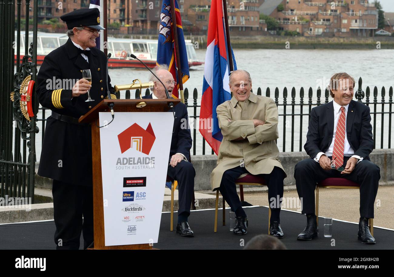 Il Principe Filippo, Duca di Edimburgo e Bill Muirhead, Agente Generale dell'Australia Meridionale, ridono mentre il Capitano onorario Andrew Chapman si prepara a lanciare champagne agli spiriti dei quattro venti durante la cerimonia di rinomina per la nave Clipper "la Città di Adelaide" presso l'Old Royal Naval College di Greenwich. Foto Stock