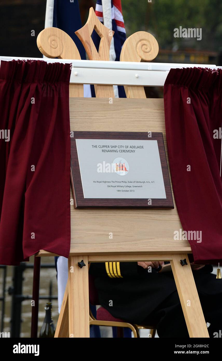 Il Principe Filippo, Duca di Edimburgo, svela una targa durante la cerimonia di ridenominazione della nave Clipper "la Città di Adelaide" presso l'Old Royal Naval College di Greenwich. Foto Stock