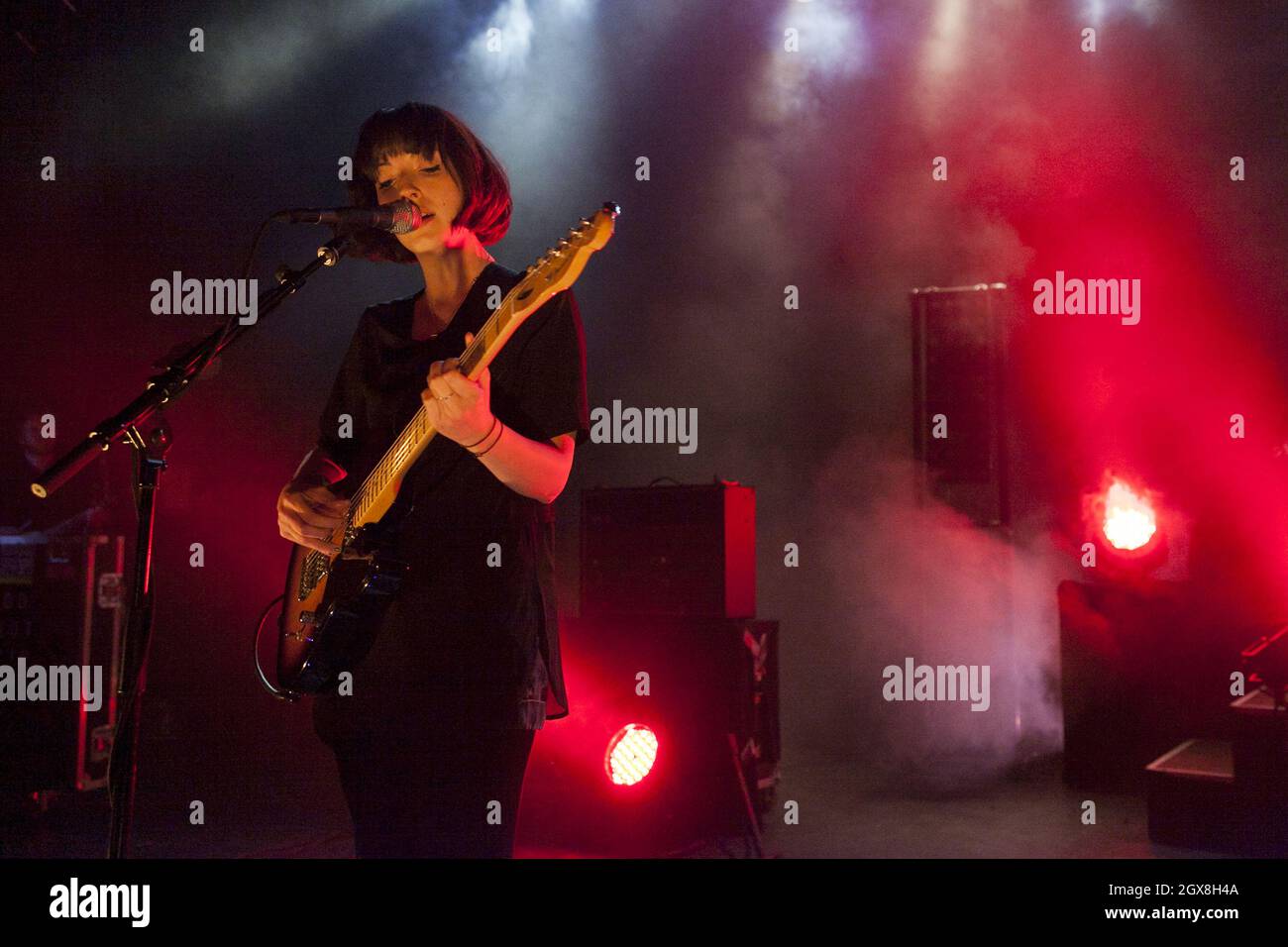 La cantante Elena Tonra con la band indie 'Daughter' suona all'O2 Shepherds Bush Empire di Londra. Foto Stock