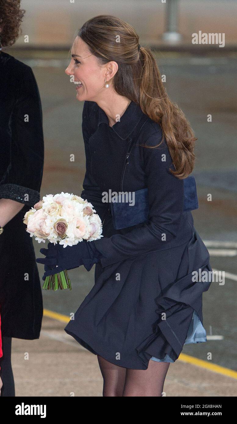 Catherine, Duchessa di Cambridge, indossando una gonna marina pleated Orla Kiely e una giacca MaxMara, visita la Place2Be Charity a Canary Wharf, Londra il 20 novembre 2013. Foto Stock