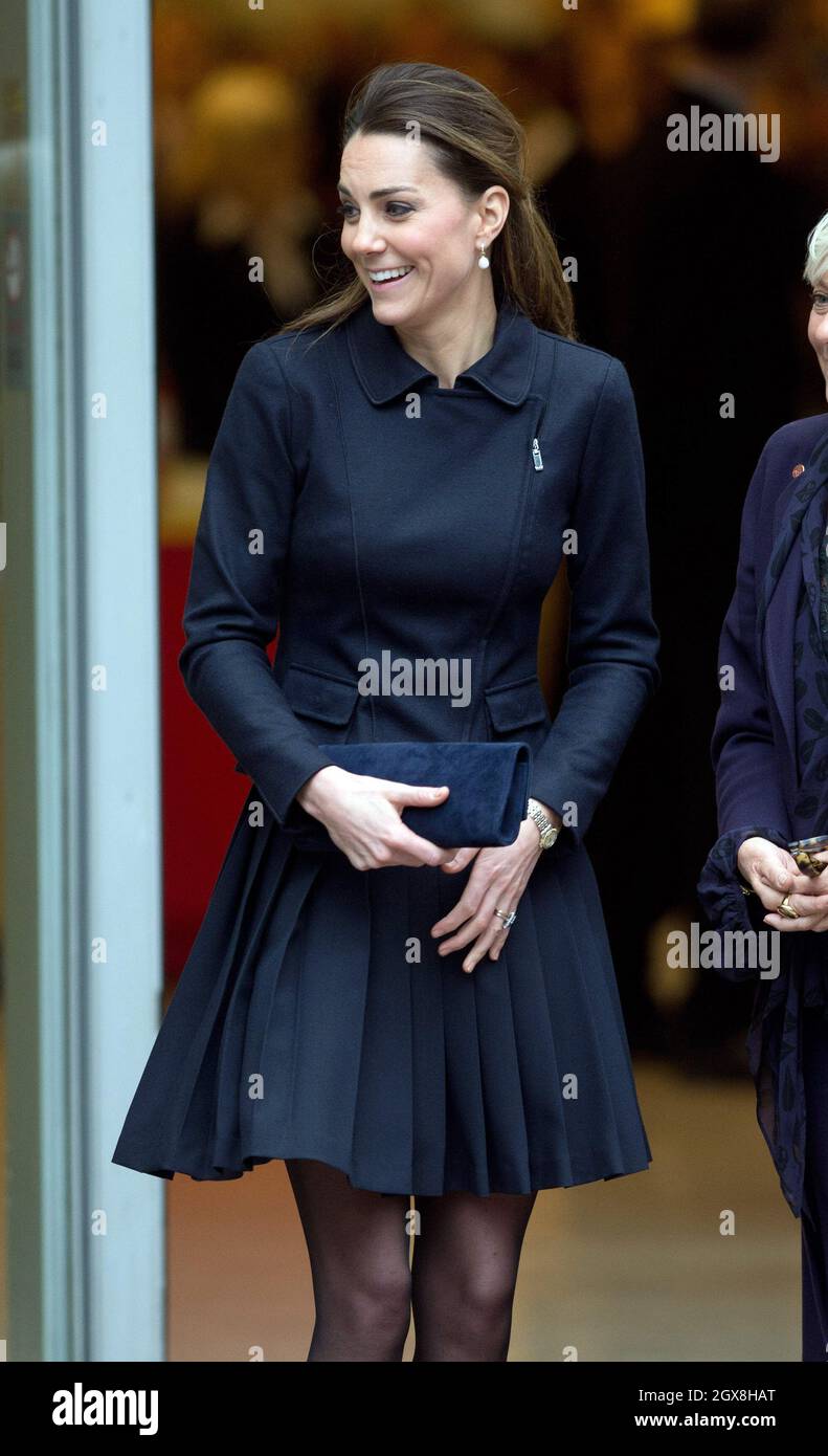 Catherine, Duchessa di Cambridge, indossando una gonna marina pleated Orla Kiely e una giacca MaxMara, visita la Place2Be Charity a Canary Wharf, Londra il 20 novembre 2013. Foto Stock
