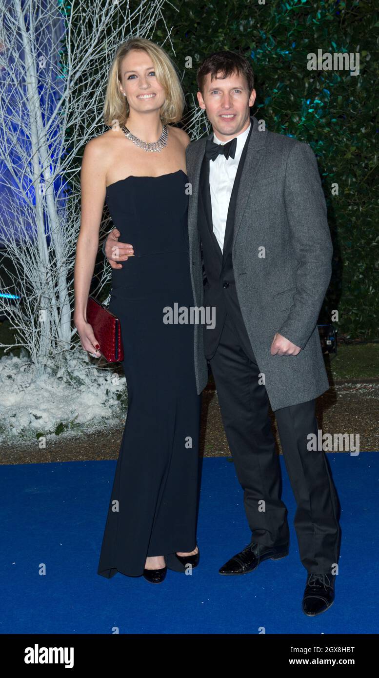 James Blunt e Sofia Wellesley in arrivo per il Centrepoint Winter Whites Gala che si tiene a Kensington Palace, Londra. Foto Stock