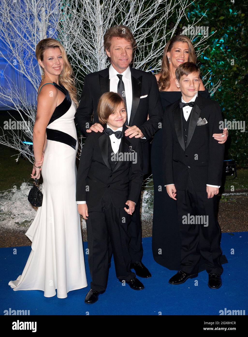 Jon Bon Jovi (centro), la moglie Dorothea Hurley (destra) e i bambini Stephanie, Romeo e Jacob arrivano per il Centrepoint Winter Whites Gala che si tiene a Kensington Palace, Londra. Foto Stock