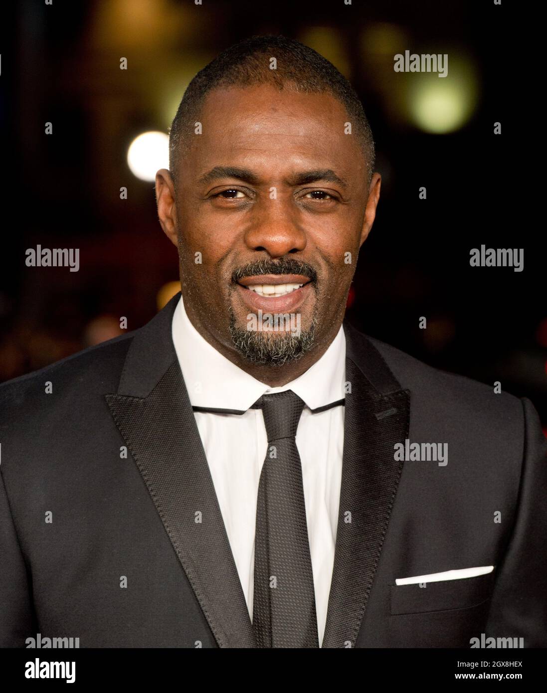 Idris Elba, che ritrae Nelson Mandela, partecipa alla regia "Mandela: Long Walk to Freedom" presso l'Odeon Leicester Square di Londra. Foto Stock