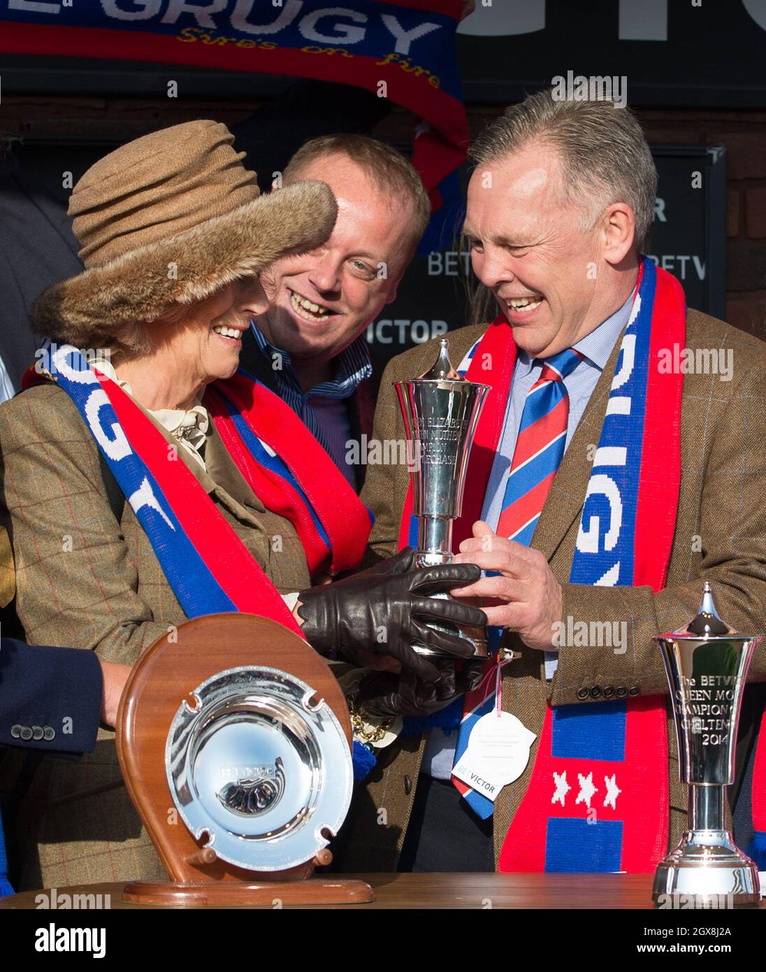 Camilla, Duchessa di Cornovaglia scherza mentre presenta un trofeo a Steve Preston, proprietario del cavallo Sire De Grugy, il vincitore della inseguimento campione della Regina Madre al Festival di Cheltenham all'ippodromo di Cheltenham il 12 marzo 2014. Foto Stock