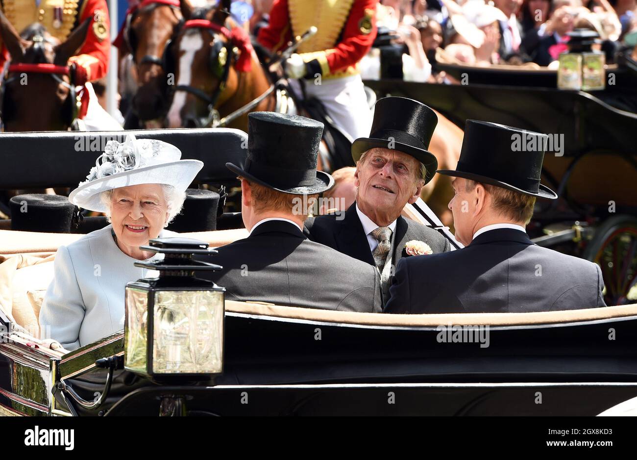 La Regina Elisabetta II, il Principe Filippo, Duca di Edimburgo, il Principe Harry e il Principe Andrew, Duca di York arrivano in carrozza il primo giorno di Ascot reale il 17 giugno 2014 Foto Stock