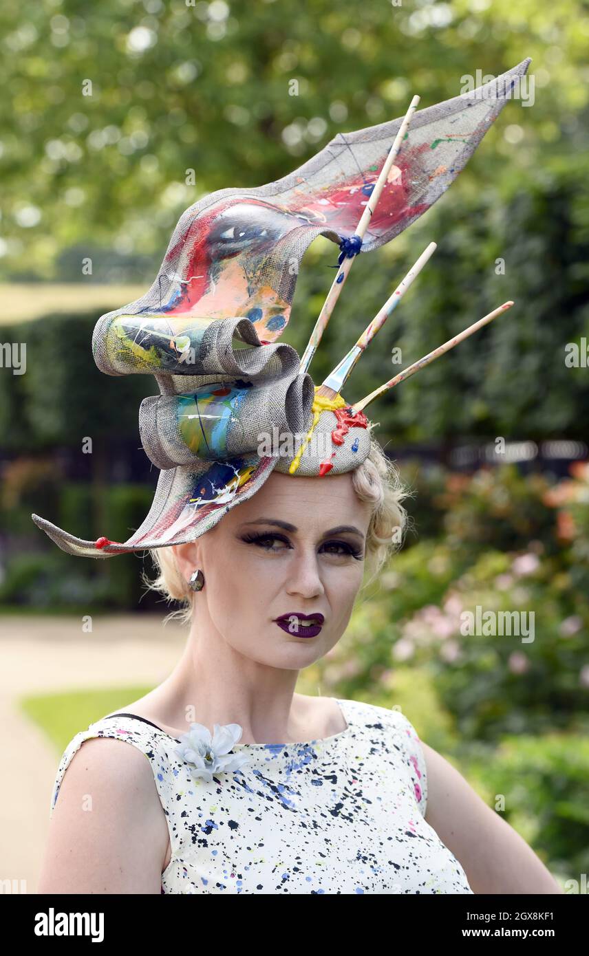 Un corridore in un cappello alla moda partecipa al Ladies Day al Royal Ascot il 19 giugno 2014. Foto Stock