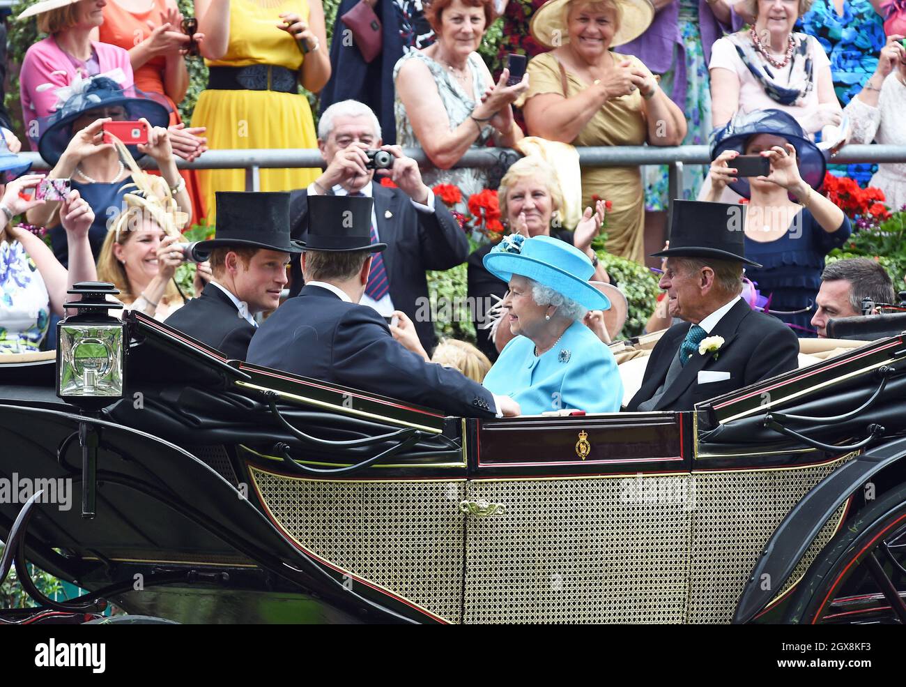 La Regina Elisabetta II, il Principe Filippo, Duca di Edimburgo, il Principe Harry e il Principe Andrew, Duca di York arrivano in carrozza aperta per assistere alla Giornata delle Signore presso il Royal Ascot il 19 giugno 2014. Foto Stock