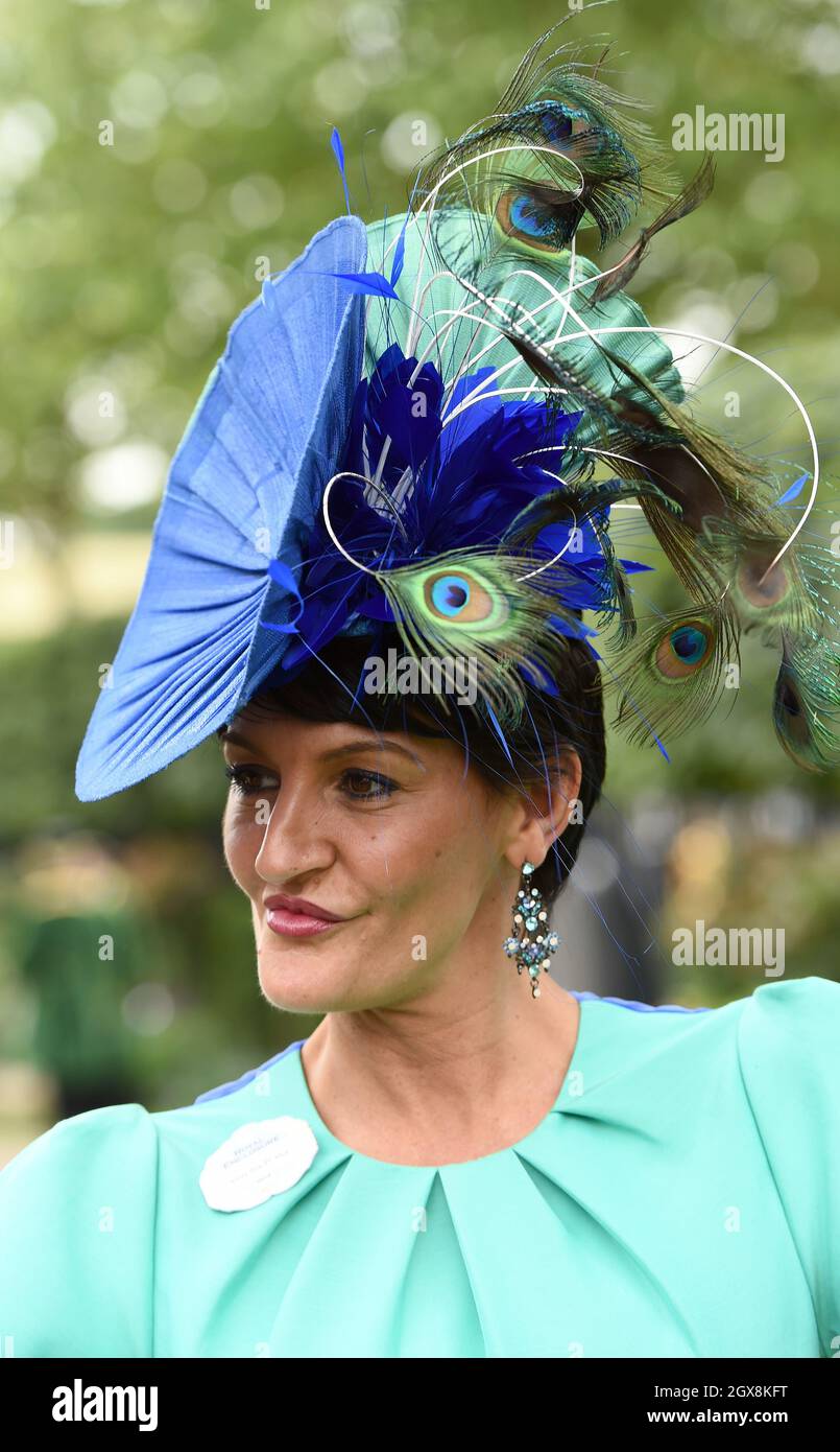 Un corridore in un cappello alla moda partecipa al Ladies Day al Royal Ascot il 19 giugno 2014. Foto Stock