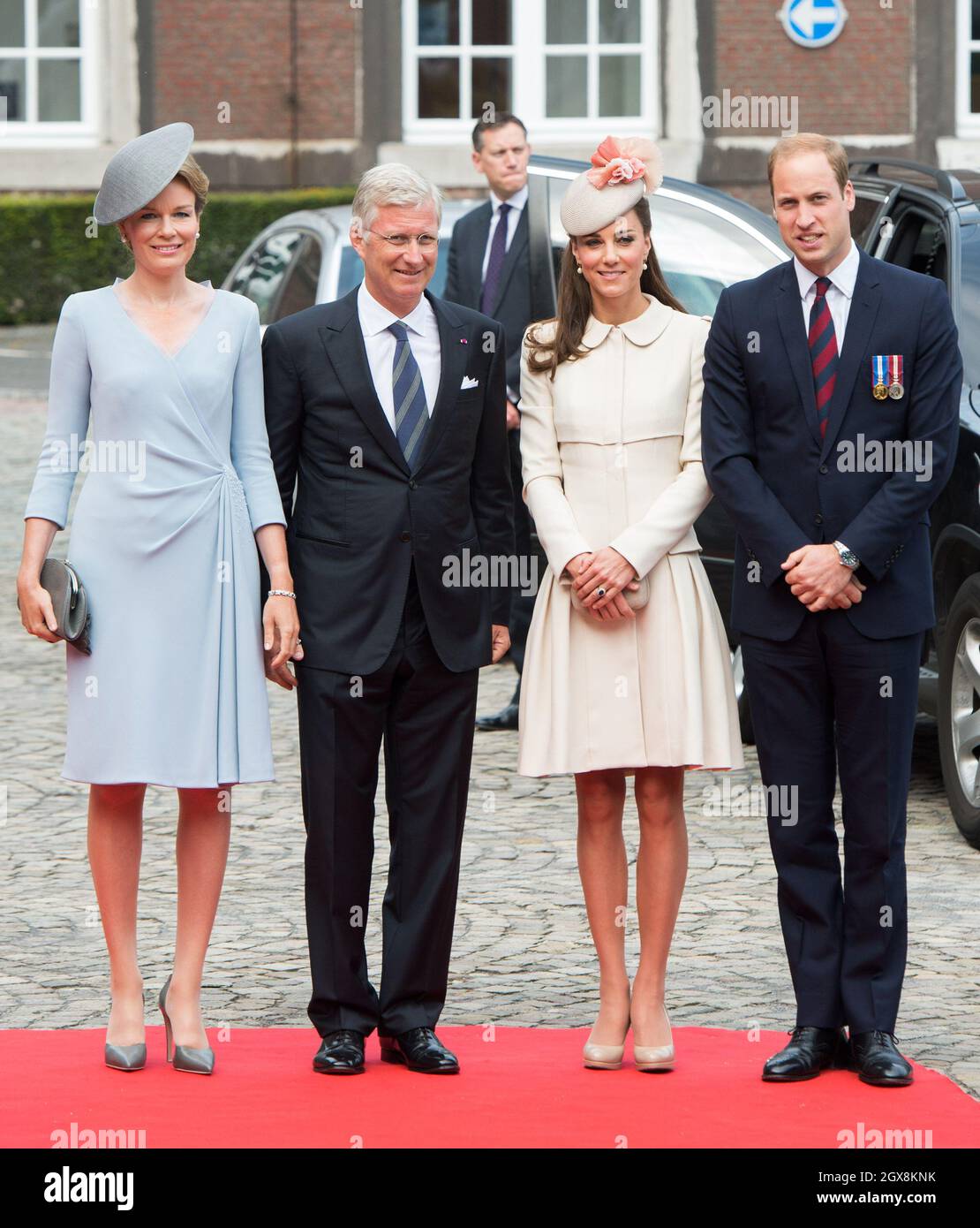 (L-R) la regina Mathilde del Belgio, il re Philippe del Belgio, Caterina, la duchessa di Cambridge e il principe William, duca di Cambridge arrivano all'Abbazia di Saint-Laurent a Liegi, in Belgio, il 4 agosto 2014. Ciò fa parte di una serie di eventi che segnano il centenario dell'adesione della Gran Bretagna alla prima guerra mondiale. Foto Stock