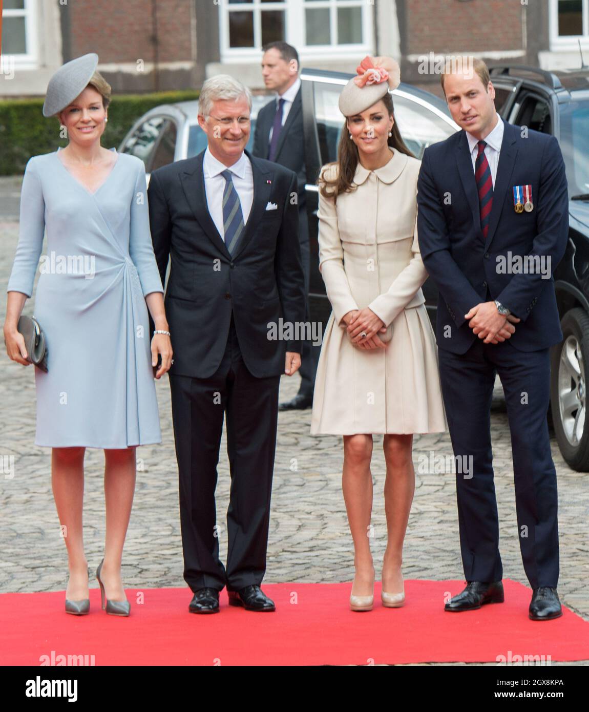 (L-R) la regina Mathilde del Belgio, il re Philippe del Belgio, Caterina, la duchessa di Cambridge e il principe William, duca di Cambridge arrivano all'Abbazia di Saint-Laurent a Liegi, in Belgio, il 4 agosto 2014. Ciò fa parte di una serie di eventi che segnano il centenario dell'adesione della Gran Bretagna alla prima guerra mondiale. Foto Stock