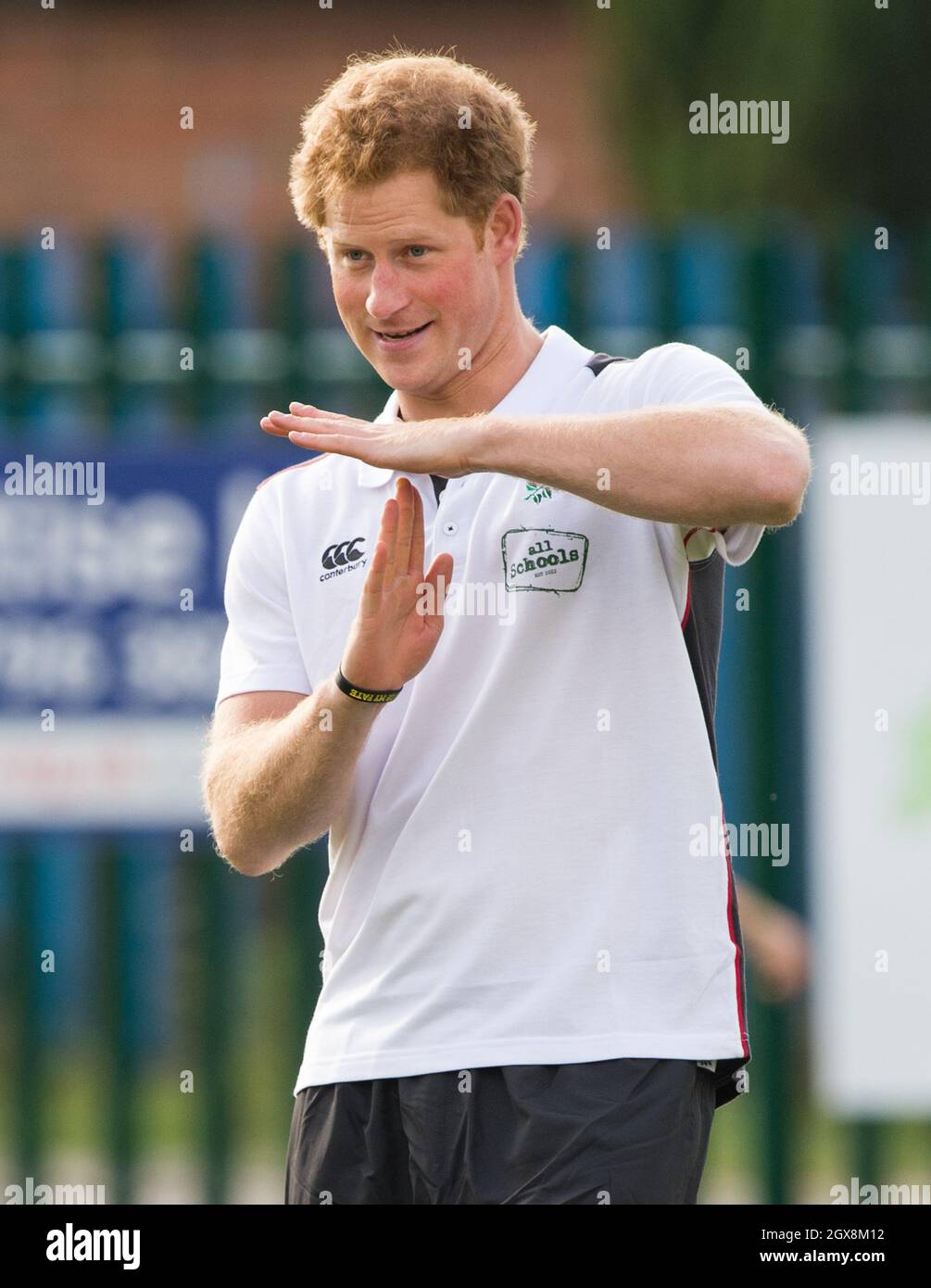 Il Prince Harry, Patrono dell'Inghilterra Rugby's All Schools Program, gioca a "touch rugby" contro i bambini durante una sessione di formazione degli insegnanti all'Eccles RFC di Manchester. Foto Stock