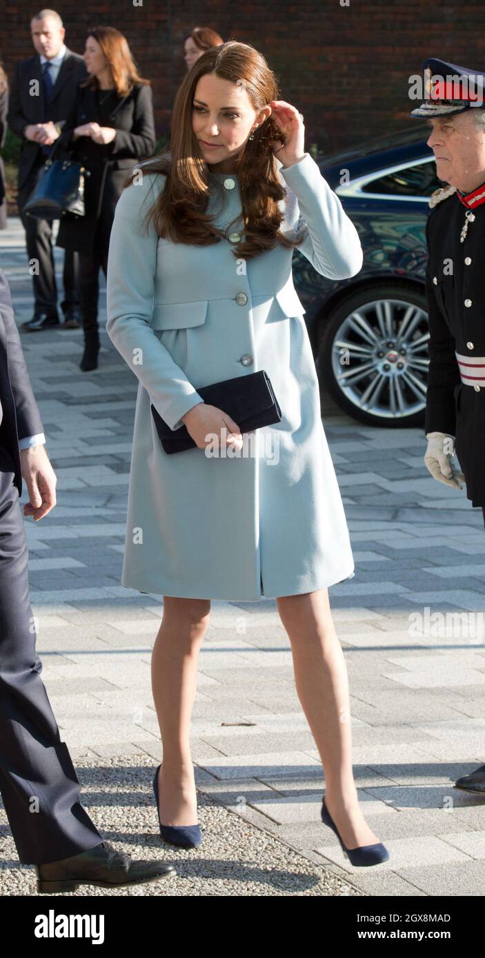 Catherine, Duchessa di Cambridge, indossando un cappotto di maternità in cashmere blu di Seraphine, apre il Kensington Leisure Centre a Londra il 19 gennaio 2015 Foto Stock