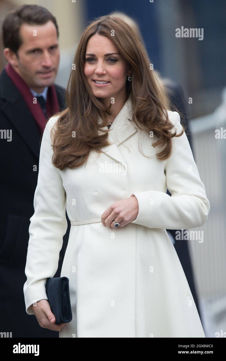 Catherine, Duchessa di Cambridge, indossando un cappotto di lana con  cintura Max Mara Villar, visita la nuova casa di ben Ainslie Racing e il  1851 Trust a Portsmouth il 12 febbraio 2015