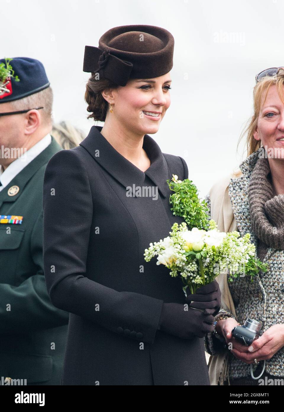 Catherine, Duchessa di Cambridge, indossando un cappotto Catherine Walker e  un cappello di Lock & Co, partecipa all'annuale St. Patrick's Day Parade a  Mons Barracks ad Aldershot Foto stock - Alamy