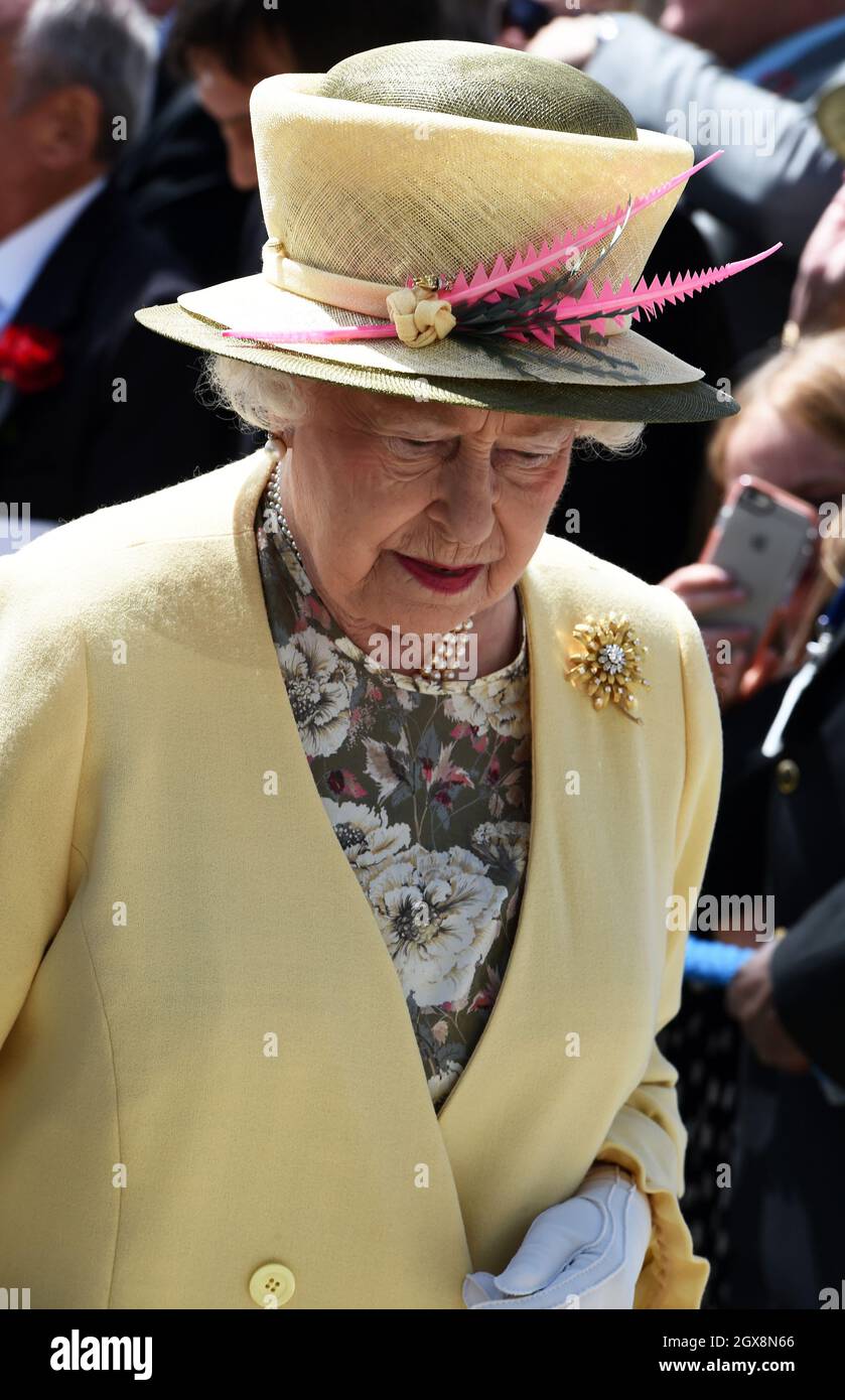 La Regina Elisabetta partecipa alla Investec Derby Day all'ippodromo di Epsom il 6 giugno 2015 Foto Stock