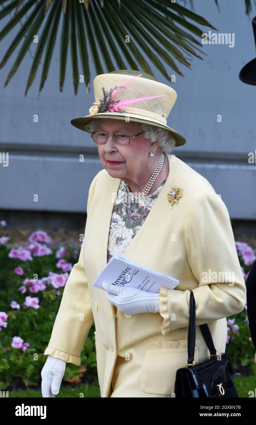 La Regina Elisabetta partecipa alla Investec Derby Day all'ippodromo di Epsom il 6 giugno 2015 Foto Stock