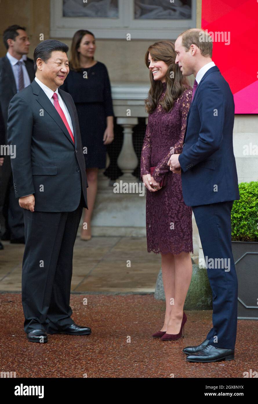 Catherine, Duchessa di Cambridge e il Principe William, Duca di Cambridge salutano il Presidente della Cina Xi Jinping e Madame Peng Liyuan ad un evento di industria creativa alla Lancaster House di Londra il 21 ottobre 2015. Foto Stock
