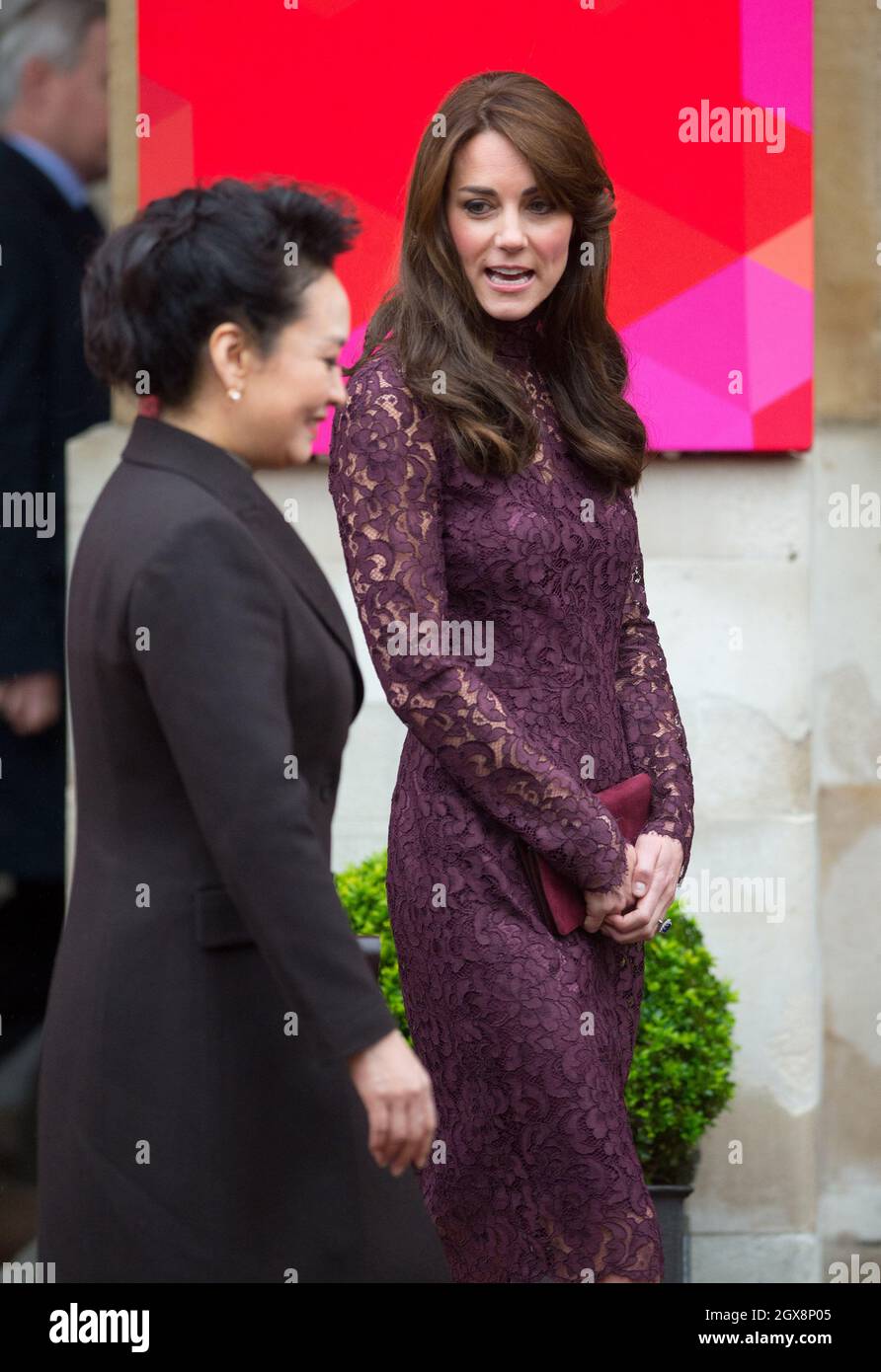 Catherine, Duchessa di Cambridge, chiacchiera con Madame Peng Liyuan in occasione di un evento di industria creativa alla Lancaster House di Londra il 21 ottobre 2015. Foto Stock