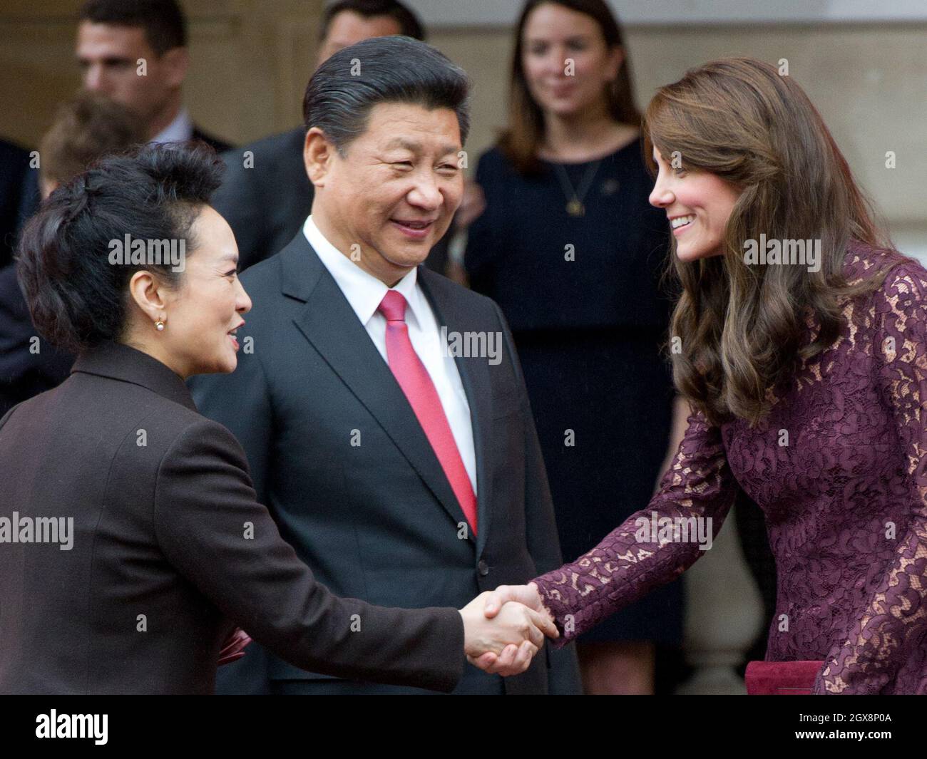 Catherine, Duchessa di Cambridge saluta il presidente cinese Xi Jinping e Madame Peng Liyuan ad un evento di industria creativa alla Lancaster House di Londra il 21 ottobre 2015. Foto Stock