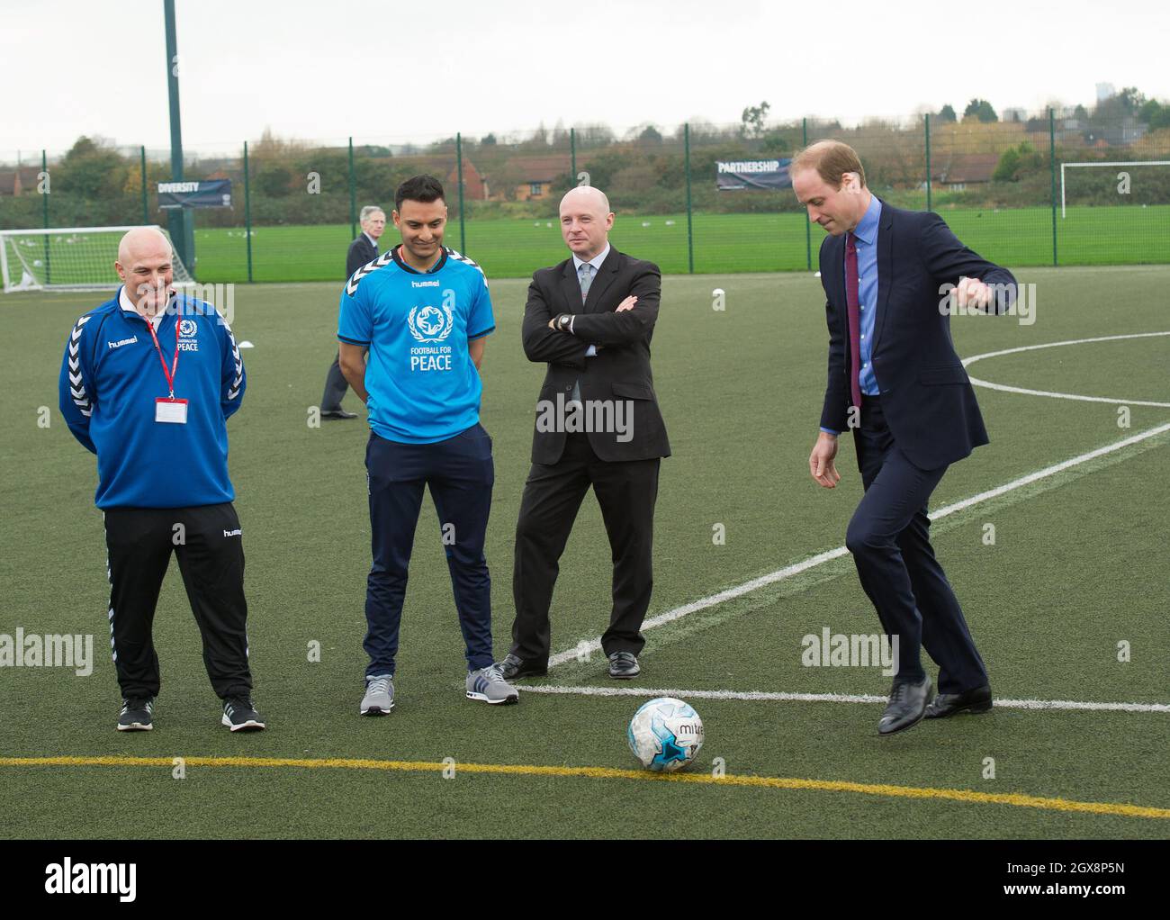 Il Principe William, Duca di Cambridge prende un calcio di punizione durante una visita all'iniziativa Football for Peace alla Saltley Academy di Birmingham Foto Stock