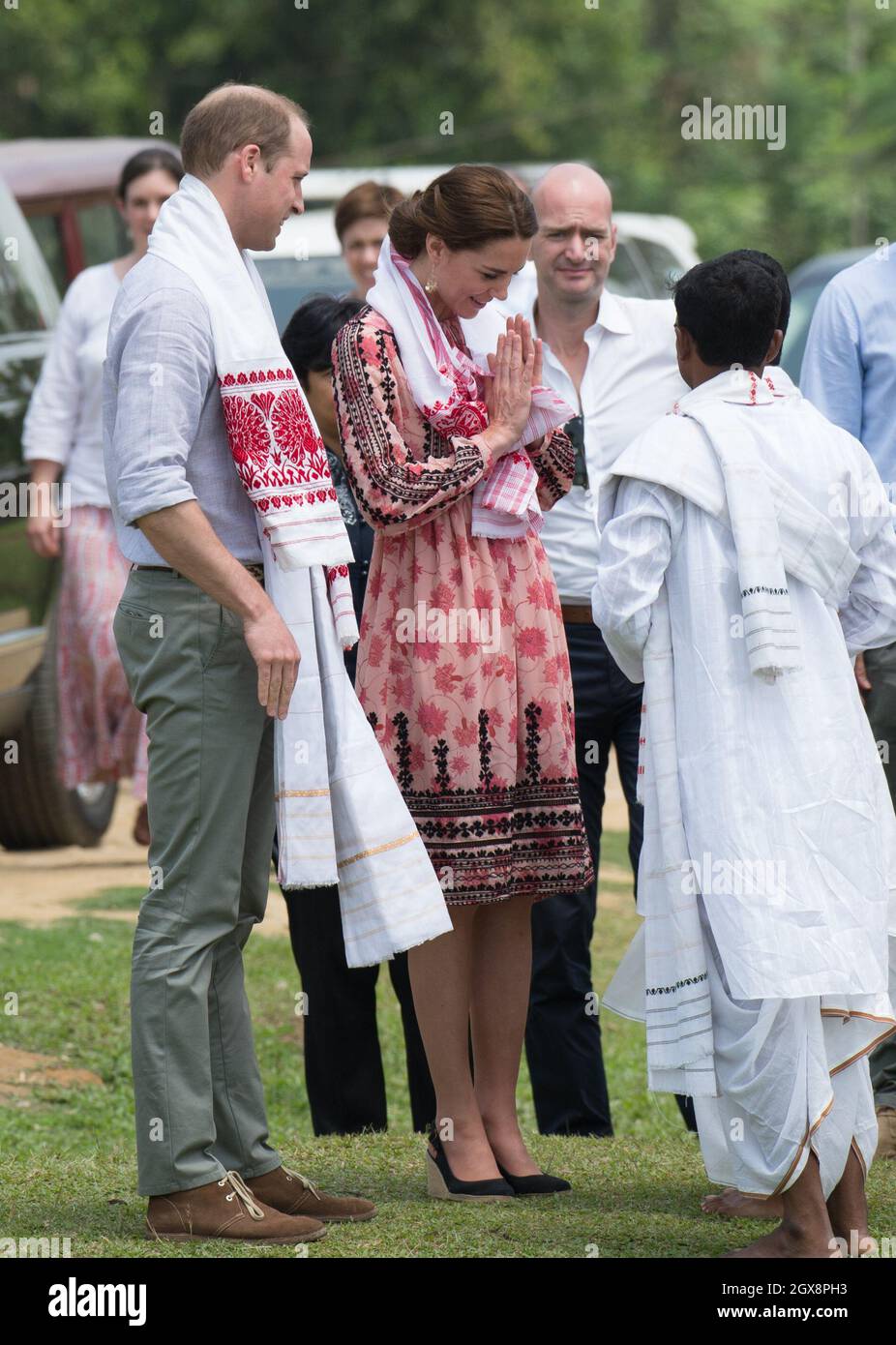 Il principe Guglielmo, duca di Cambridge e Caterina, duchessa di Cambridge,  indossando un abito midi con