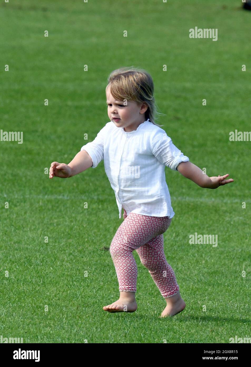 Mia Tindall in corsa, nello stile di suo padre Mike Tindall, durante il Gloucestershire Festival di Polo al Beaufort Polo Club il 18 giugno 2016. Foto Stock