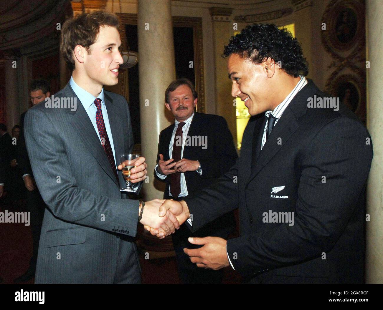 Il Principe William saluta Chris Masoe of the All Blacks, squadra di rugby neozelandese durante un ricevimento speciale a Buckingham Palace nel centro di Londra. Anwar Hussein/allactiondigital.com Foto Stock