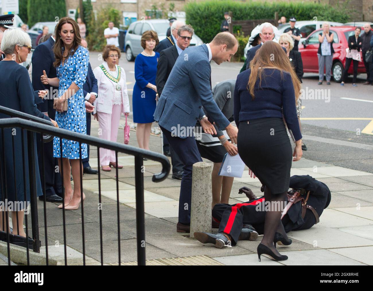 Il Principe William, Duca di Cambridge, guardato da Caterina, Duchessa di Cambridge, si precipita in aiuto di Jonathan Douglas-Hughes, il vice Signore tenente dell'Essex, che cadde quando la coppia reale arrivò alla Stewards Academy di Harlow nell'Essex il 16 settembre 2016. Foto Stock