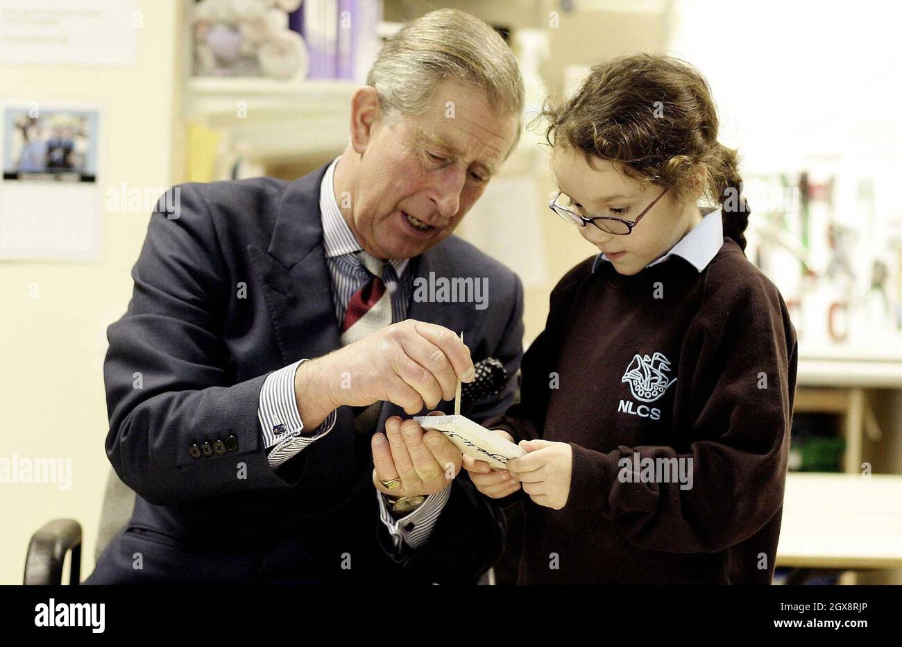 Charles, Principe di Galles aiuta Georgie Strauss, 7 anni, con le sue opere in legno durante una visita alla North London Collegiate School, lunedì 21 novembre 2005. Anwar Hussein/allactiondigital.com Foto Stock