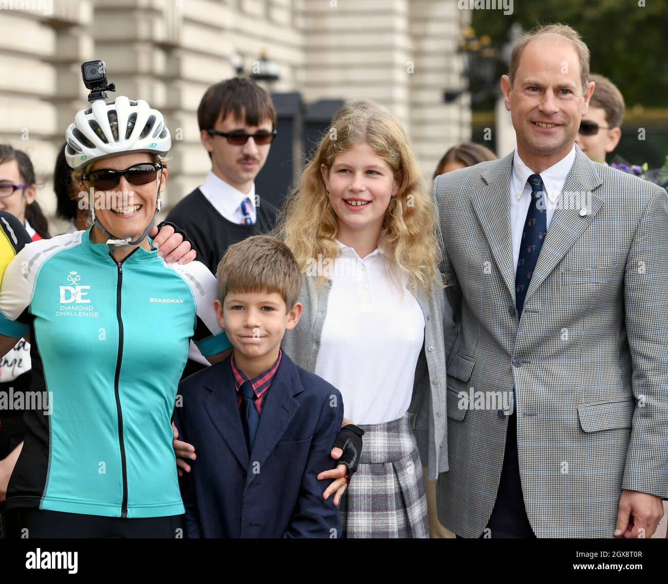 Sophie, contessa di Wessex è salutata dalla sua famiglia, il principe Edward, conte di Wessex, Lady Louise Windsor e James, Visconte Severn, mentre arriva a Buckingham Palace per completare il suo giro in bicicletta da Edimburgo a Londra in supporto del Premio Duke of Edinburgh il 25 settembre 2016. Foto Stock