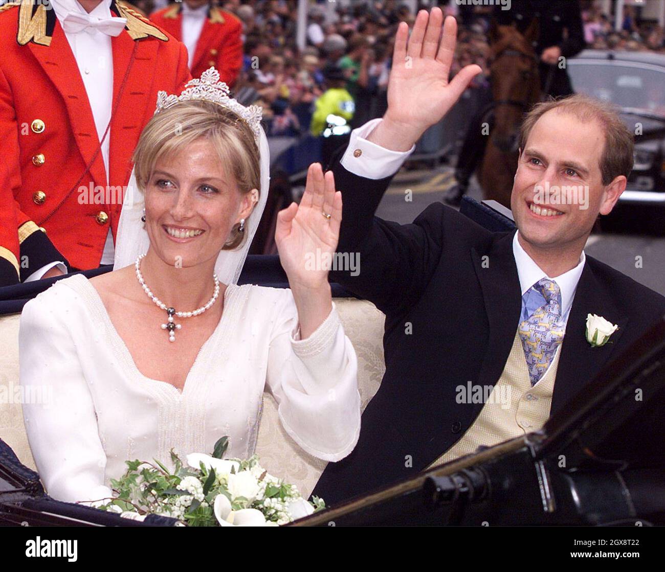 Il Principe Edward e Sophie Rhys Jones, il nuovo Conte e Contessa di Wessex il giorno del matrimonio a Windsor il 19 giugno 1999. Foto Stock