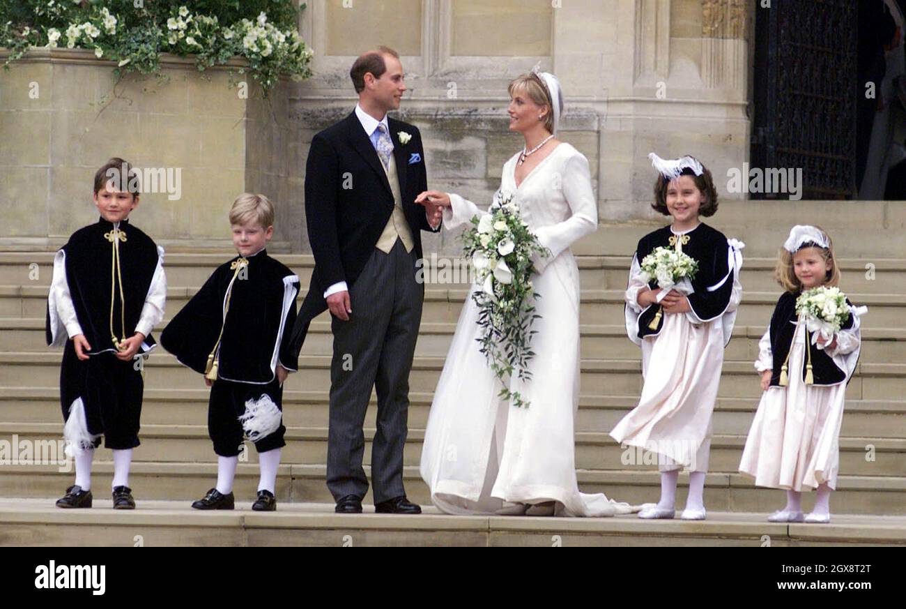 Il Principe Edward e Sophie Rhys Jones, il nuovo Conte e Contessa di Wessex il giorno del matrimonio a Windsor il 19 giugno 1999. Foto Stock