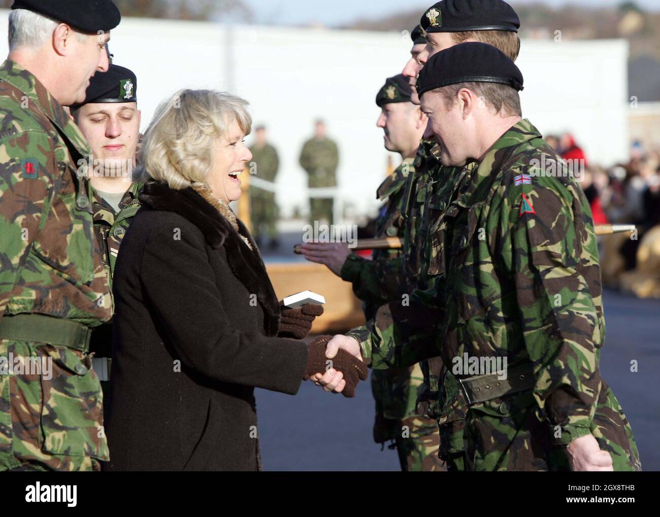 Camilla, Duchessa di Cornovaglia, presenta medaglie di servizio in Iraq ai membri del 1° reggimento reale di Battaglione del Galles il 29 novembre 2005 a Tidworth, Inghilterra. Anwar Hussein/allactiondigital.com Foto Stock