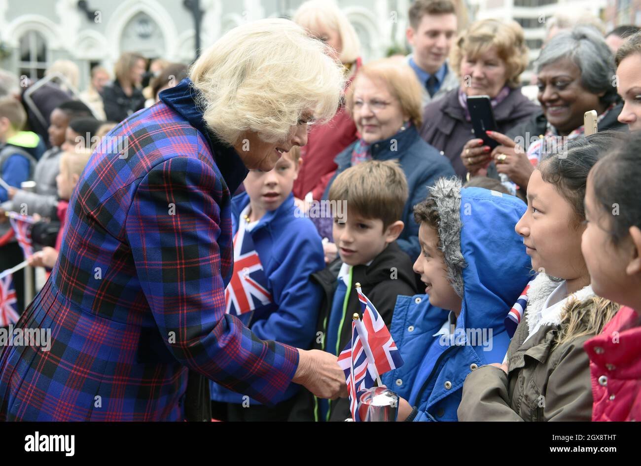 Camilla, Duchessa della Cornovaglia è salutata dai bambini della scuola mentre visita la stazione ferroviaria di Swindon per aprire Sir Daniel Gooch Place il 20 ottobre 2016. Foto Stock