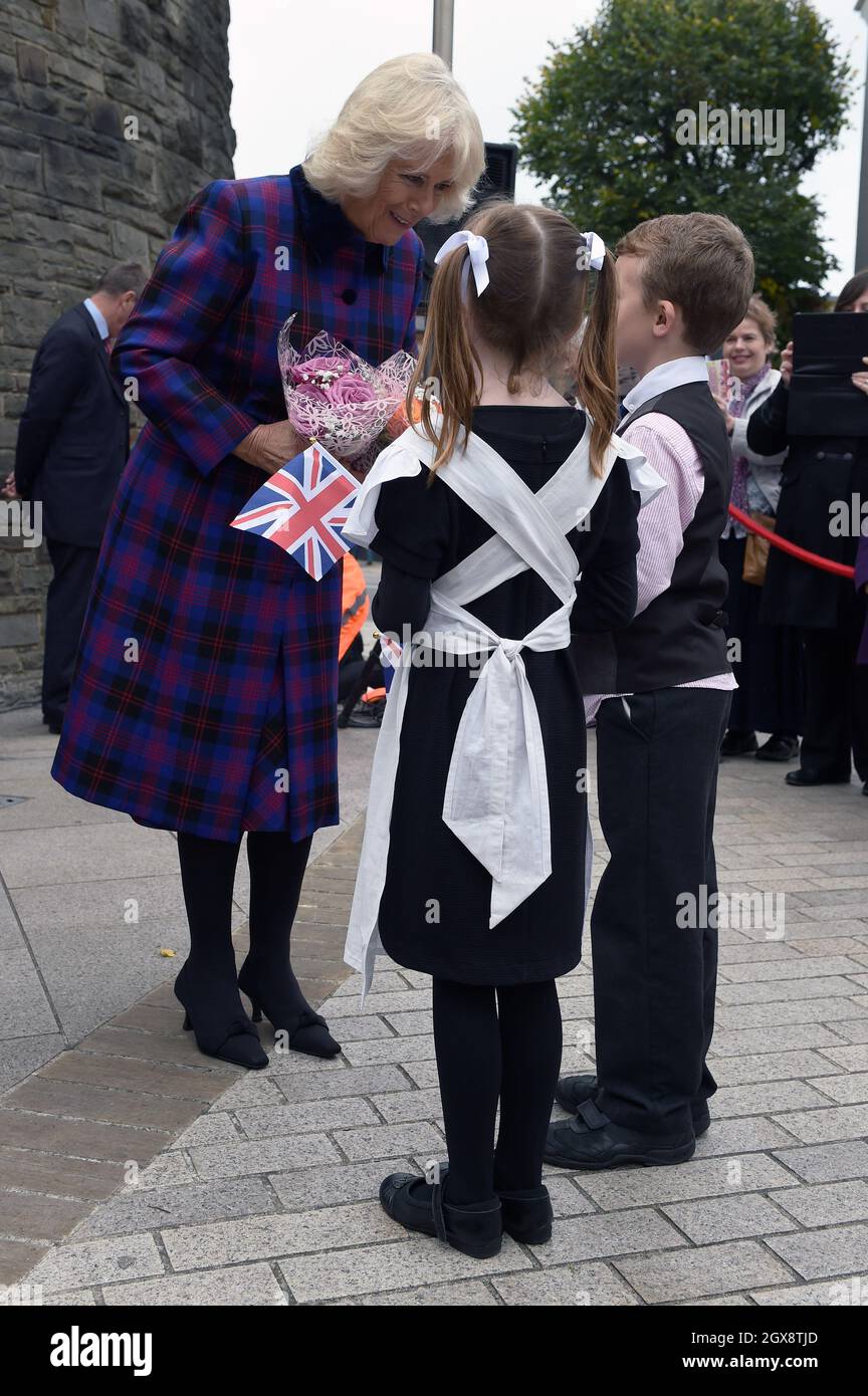 Camilla, Duchessa di Cornovaglia riceve le posies dei fiori dai bambini mentre visita la stazione ferroviaria di Swindon per aprire Sir Daniel Gooch Place il 20 ottobre 2016. Foto Stock