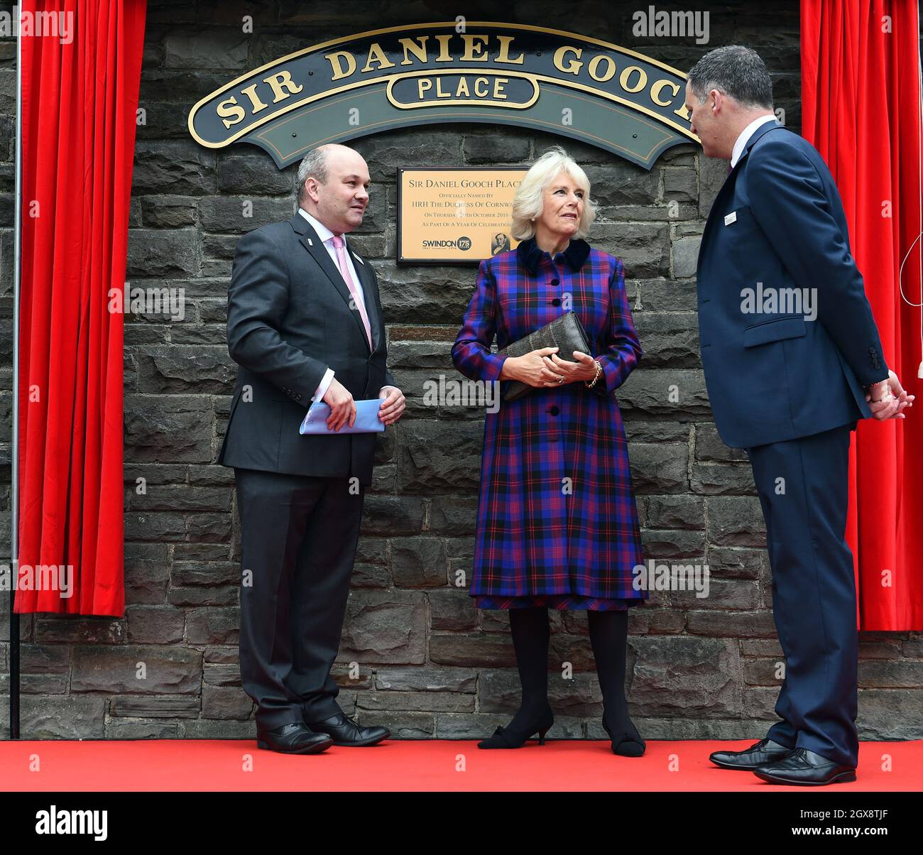 Camilla, Duchessa di Cornovaglia svela una targa mentre visita la stazione ferroviaria di Swindon per aprire Sir Daniel Gooch Place il 20 ottobre 2016. Foto Stock