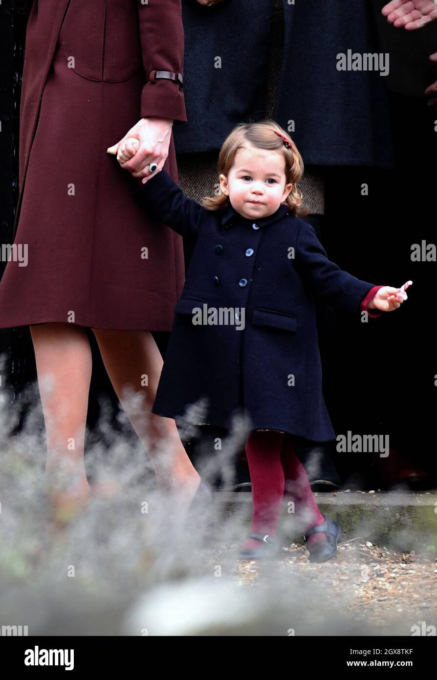 La Principessa Charlotte di Cambridge partecipa al servizio del giorno di Natale presso la chiesa di St. Marks in Englefield il 25 dicembre 2016. Foto Stock