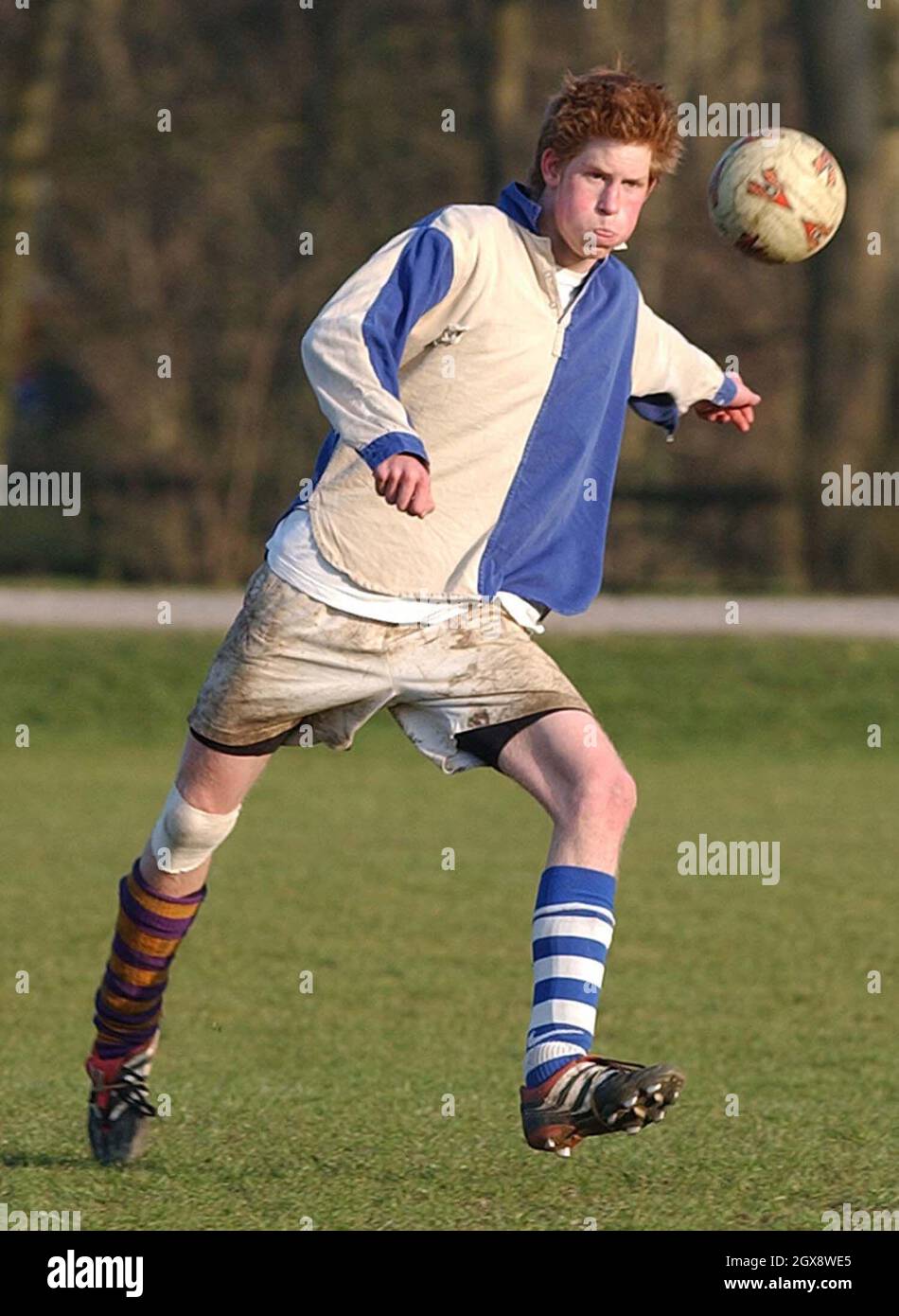 Il principe Harry, il figlio più giovane del Principe di Galles, partecipa al Field Game del 2003 marzo tra la Scuola e una squadra di Old Boys. Questo è uno di una serie di immagini rilasciate prima del Principe che completava i suoi studi ad Eton. Lunghezza completa. Â Anwar Hussain/allaction.co.uk NO UK PER 28 GIORNI. IMBARAZZATO FINO A DOMENICA 8 GIUGNO 2003 Foto Stock