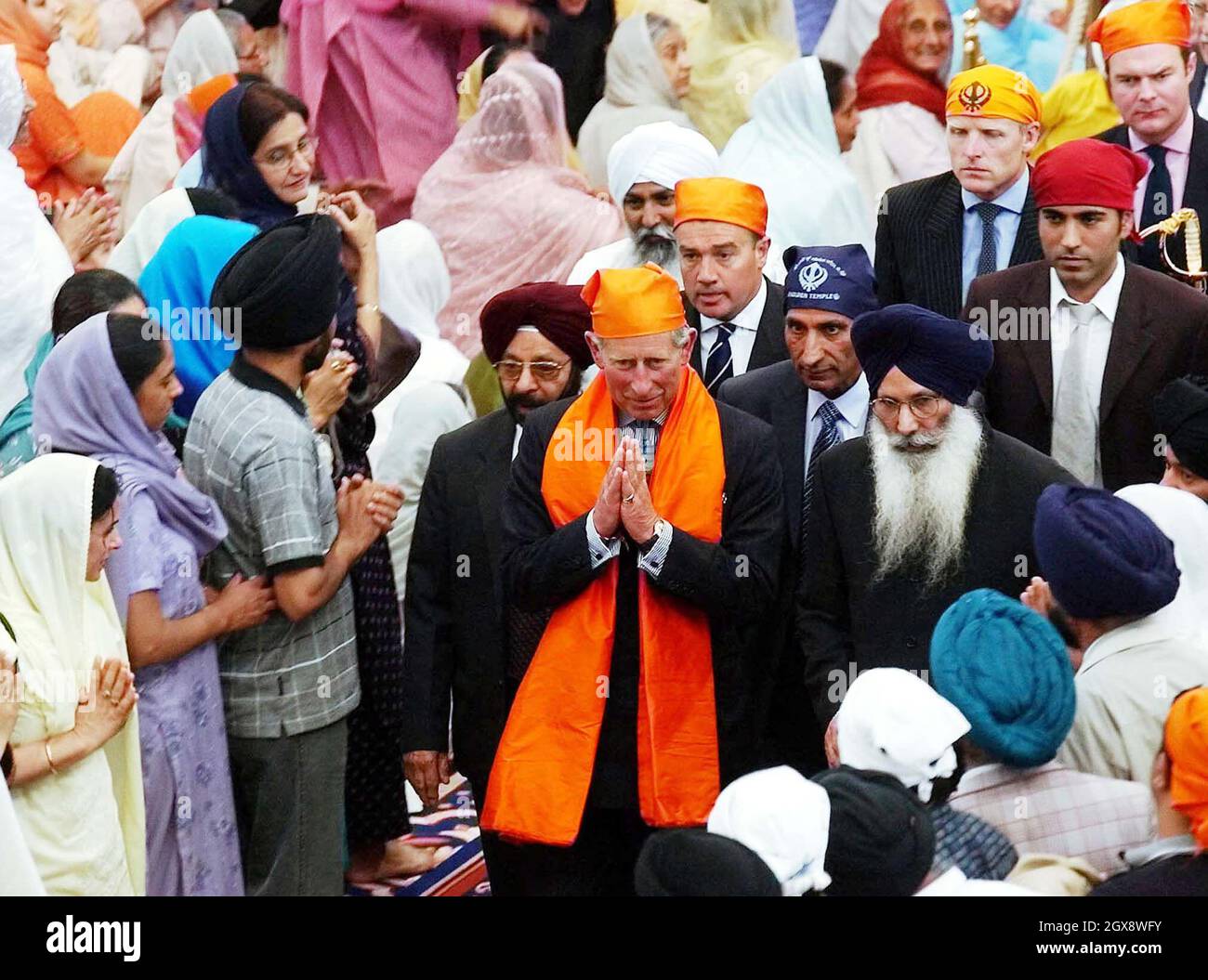Il Principe di Galles cammina attraverso la folla di adoratori Sikh al Tempio Sri Guru Singh Sabha Gurdwara, a Southall, Inghilterra durante una visita al Tempio. Â Anwar Hussein/allaction.co.uk Foto Stock